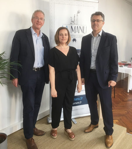 remise_diplome_direction_amiens_la_manu Olivier JARDE, Sarah LOUVET (Campus Manager d'Amiens) et Alexandre DENURRA (Dirigeant Fondateur de LA MANU)