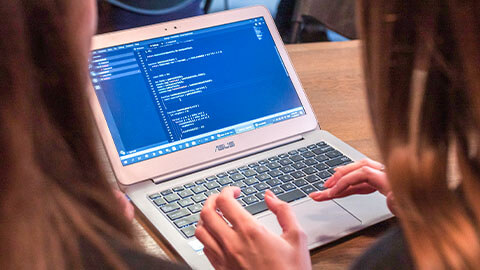 Etudiantes se forment au numérique et développement web
