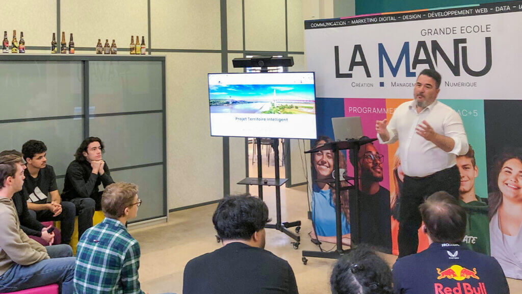 Cédric Grenet, DSI de Caux Seine Agglo, avec les étudiants de La Manu au Havre