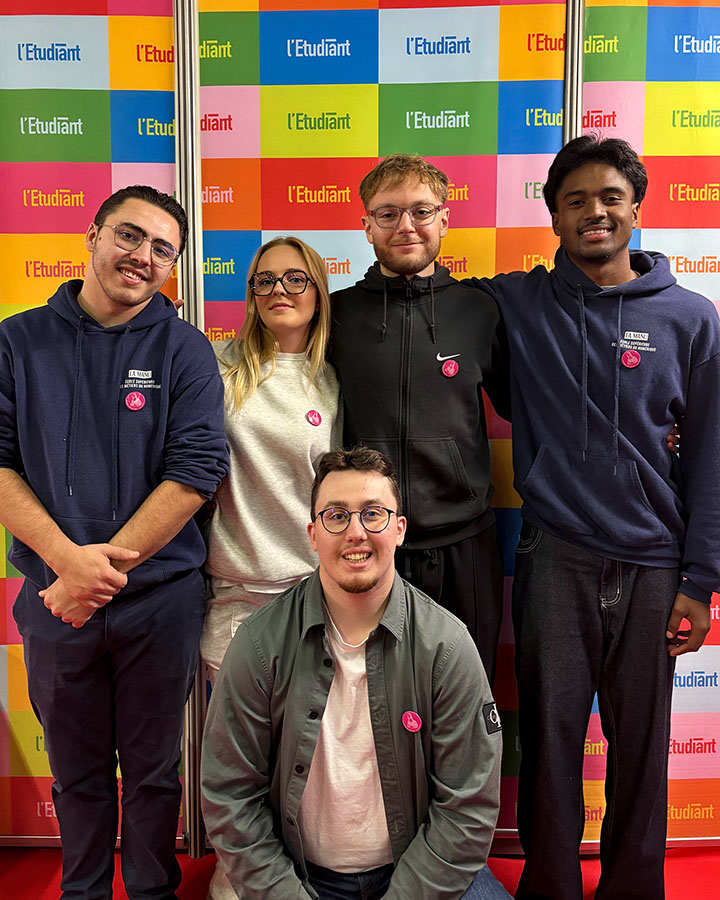 Des étudiants de l'école La Manu au salon de L'Etudiant