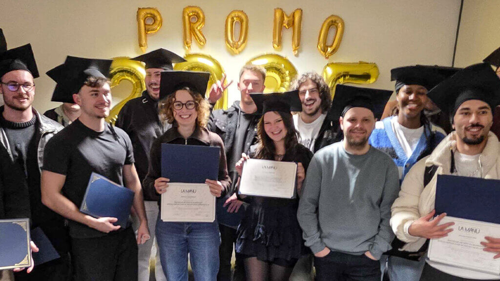 Photo de remise des diplômes avec Mathéa, étudiante en Mastère Expert IT à La Manu Amiens
