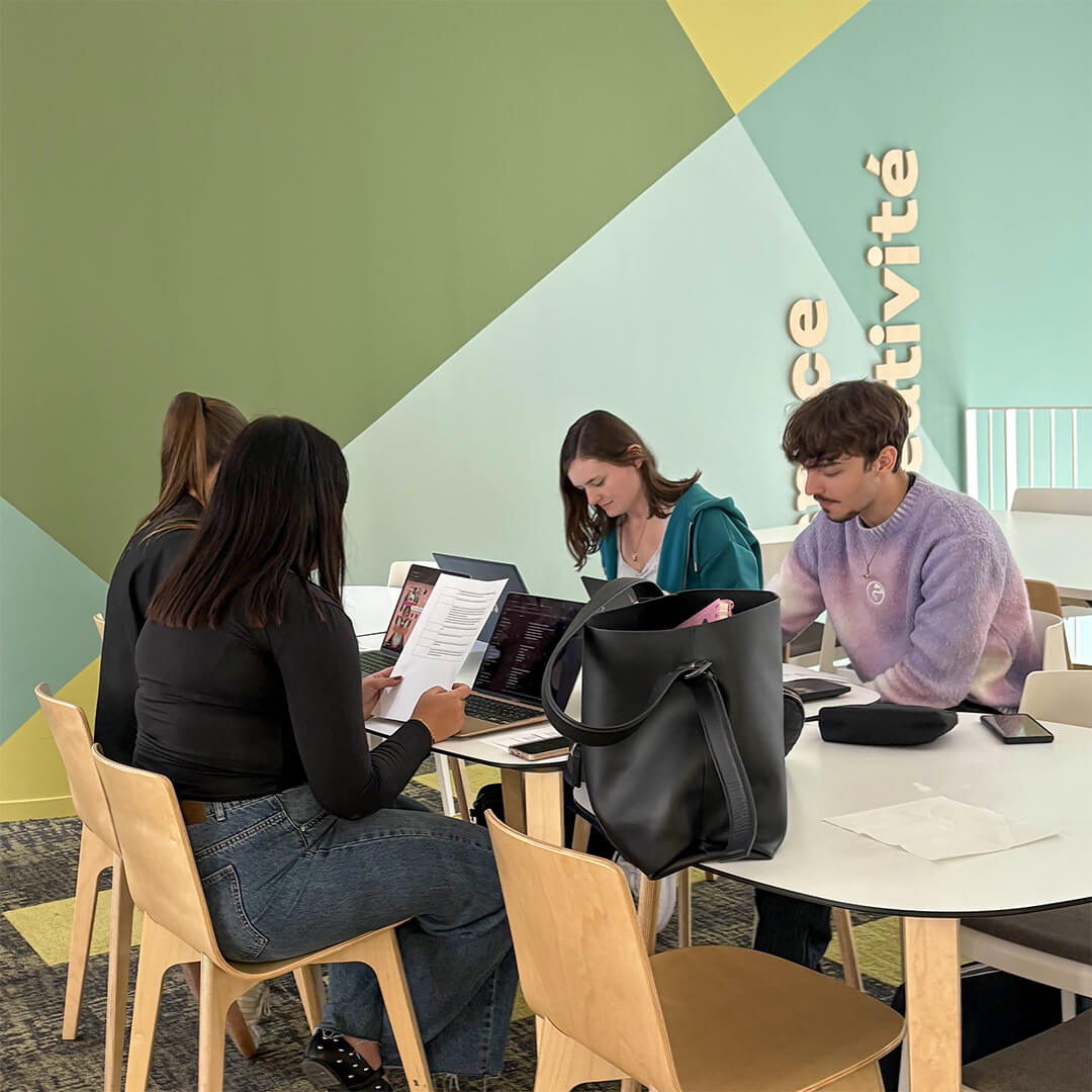 Groupe d'étudiants de La Manu Chartres travaillant sur un projet numérique