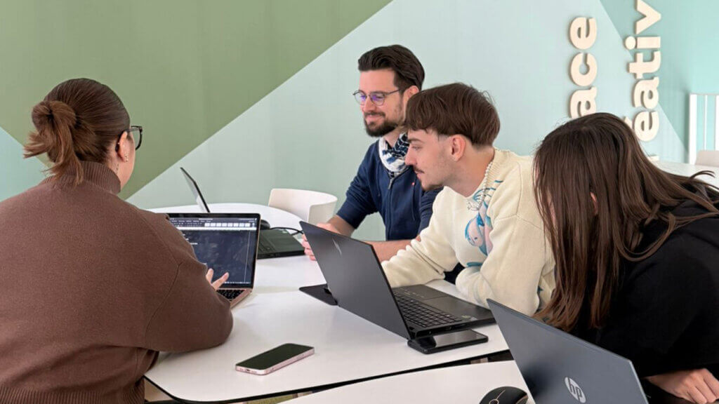 Des étudiants de La Manu Chartres en projet de groupe