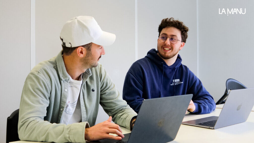 Photo de Romain Poignant de Dronexperts et Florian Lavigne Chappaz étudiant à La Manu de Compiègne